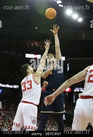 20 février 2022: Michigan Wolverines centre Hunter Dickinson (1) marque ...
