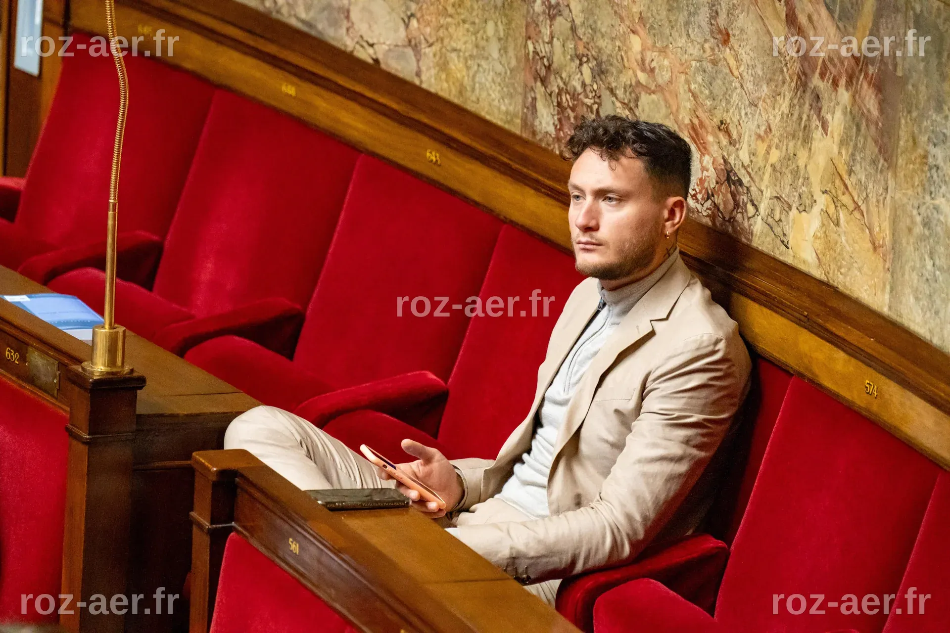 Raphaël Arnault : un retour discret à l'Assemblée et une remise en question de sa représentation nationale