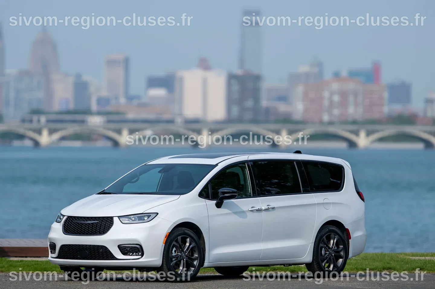 Chrysler lance une Pacifica spéciale pour son 100e anniversaire | Ecolo ...