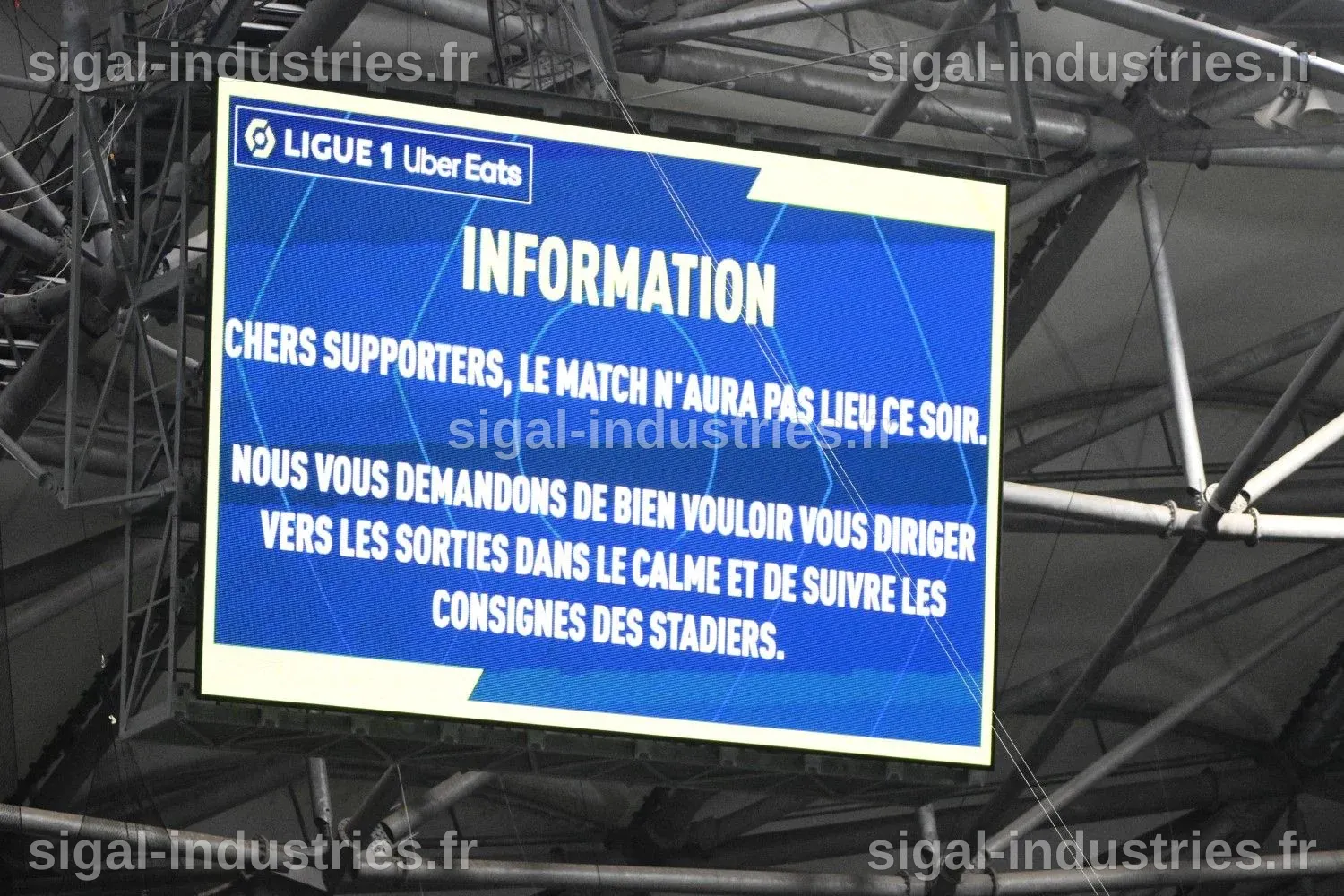 Désordres avant un match de football : neuf policiers et un enfant blessés