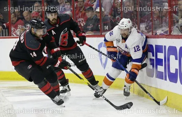 Les Hurricanes affrontent les Islanders après le doublé de Stankoven