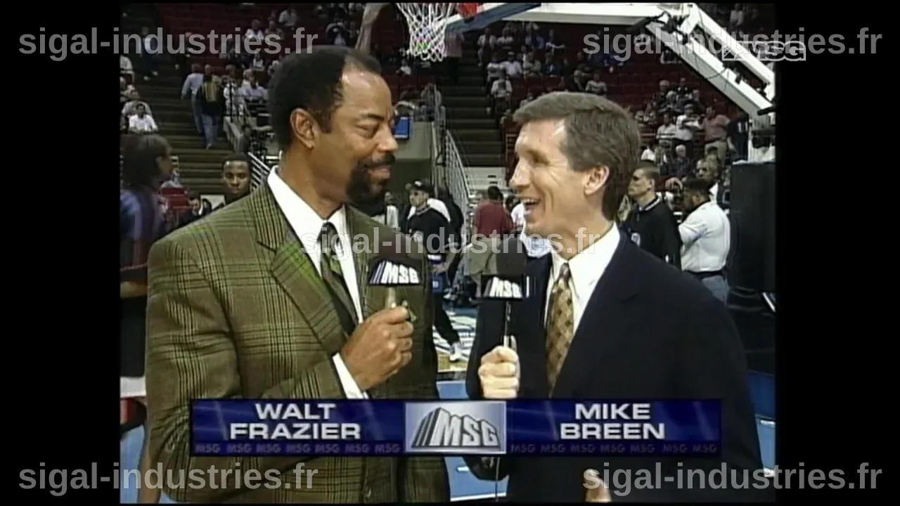 Walt 'Clyde' Frazier, la légende des Knicks, impressionne Mike Breen avec ses rimes avant le match contre les Bulls