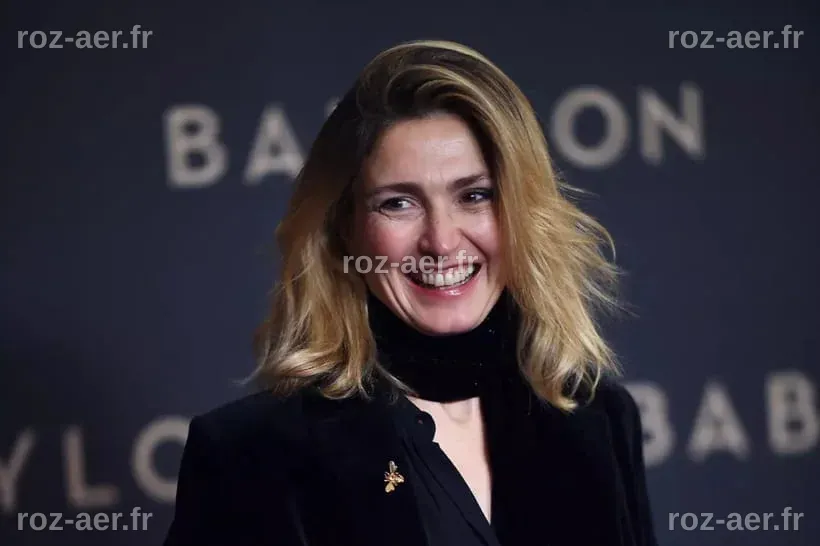 A 51 ans, Julie Gayet opte pour une coloration blond platine et elle ...