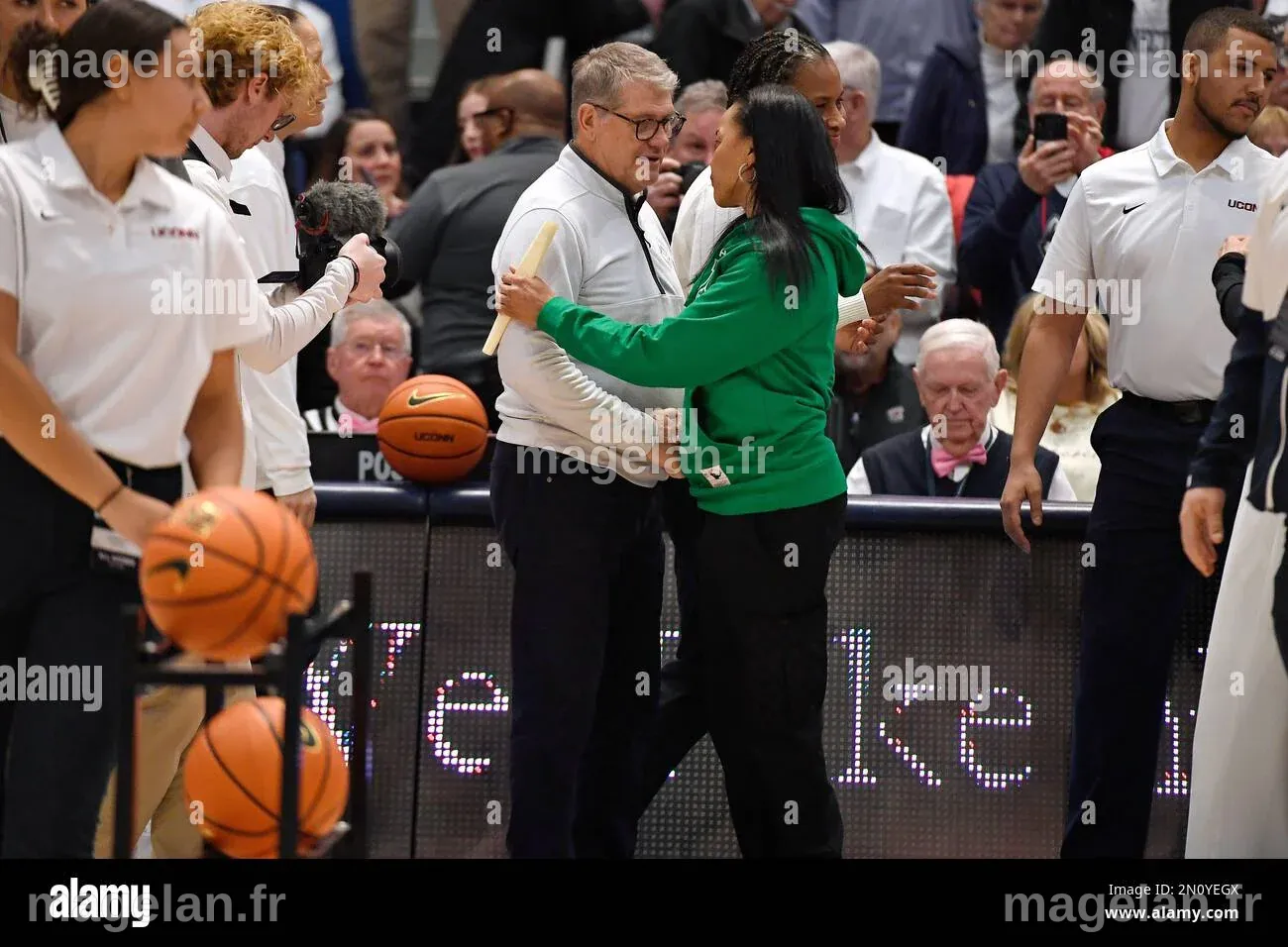 UConn head coach Geno Auriemma and South Carolina head coach Dawn ...