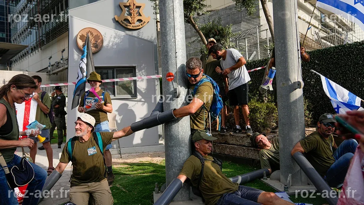 Israeli protesters start 'day of disruption' by blocking military ...