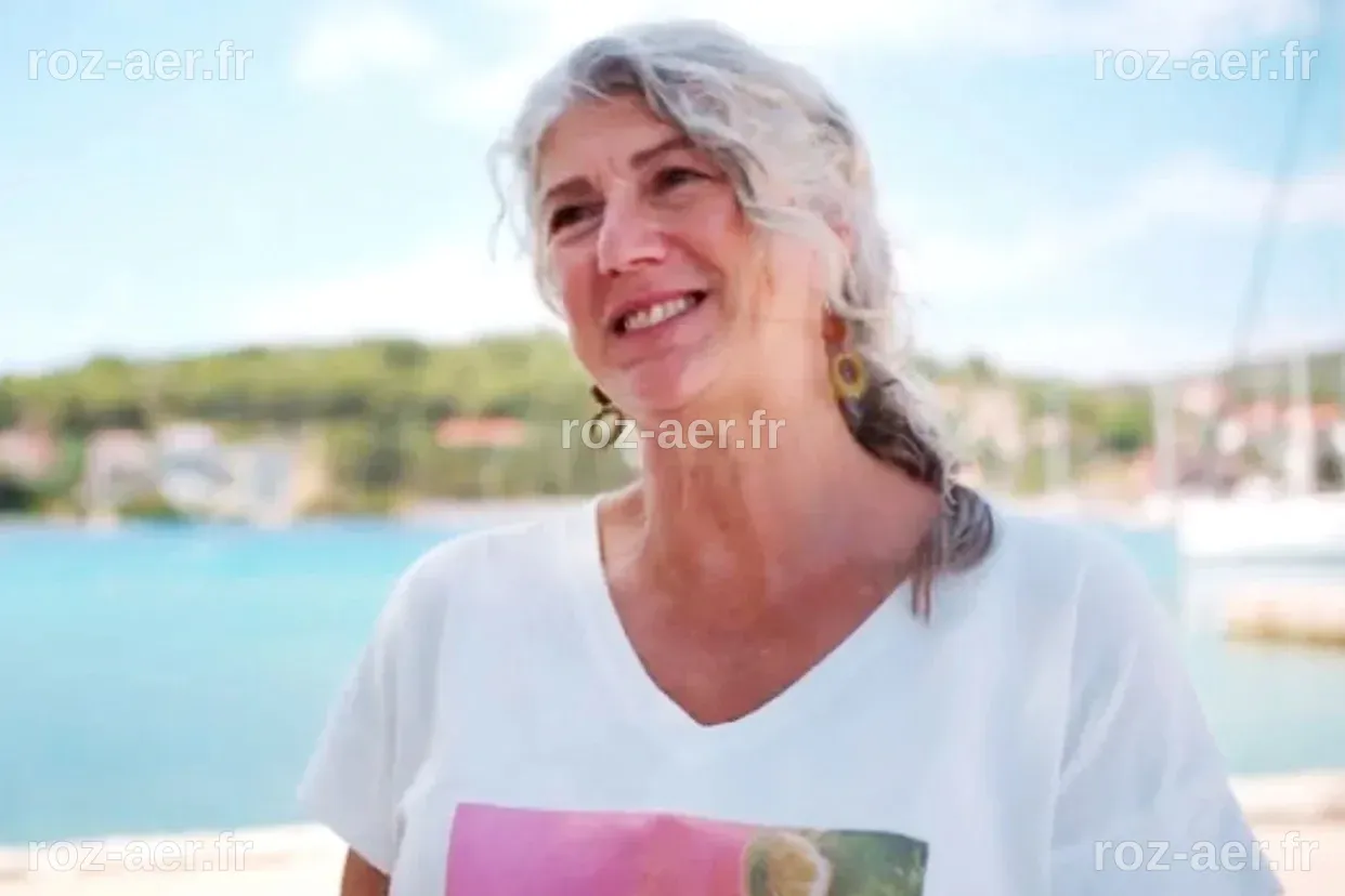 Une Femme de 60 Ans Se Lance Enfin à la Découverte du Monde Après des Décades de Retenue