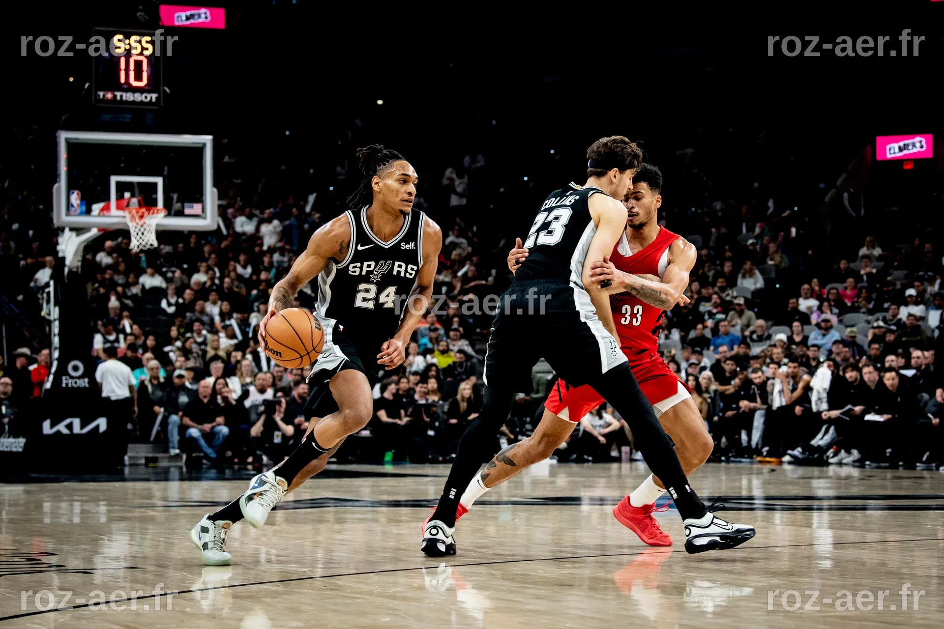 De'Aaron Fox brille avec 25 points et guide les Spurs, privés de leurs stars, vers la victoire face aux Trail Blazers 112-101