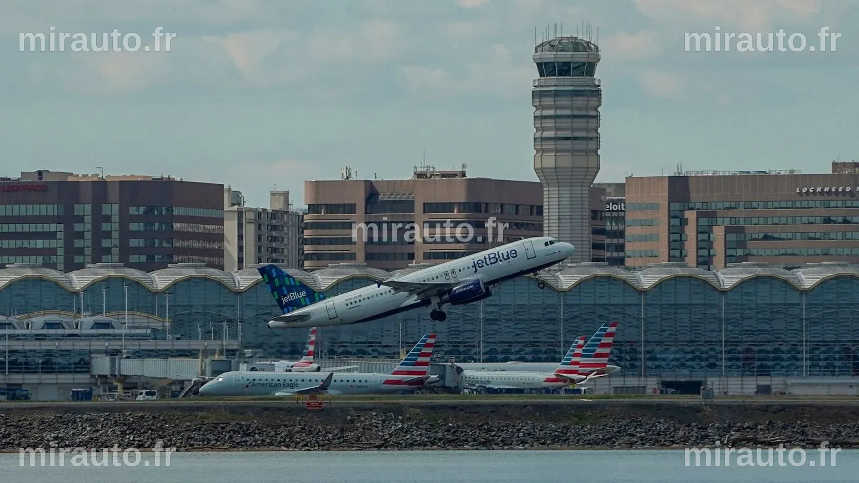 Biden prend un vol commercial depuis l'aéroport Reagan National et subit les mêmes retards que tout le monde
