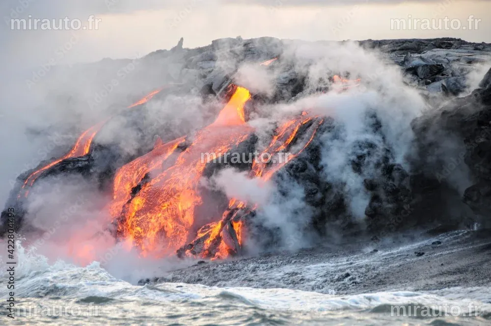Des fontaines de lave majestueuses du volcan Kilauea à Hawaii entraînent des fermetures de parcs et de routes
