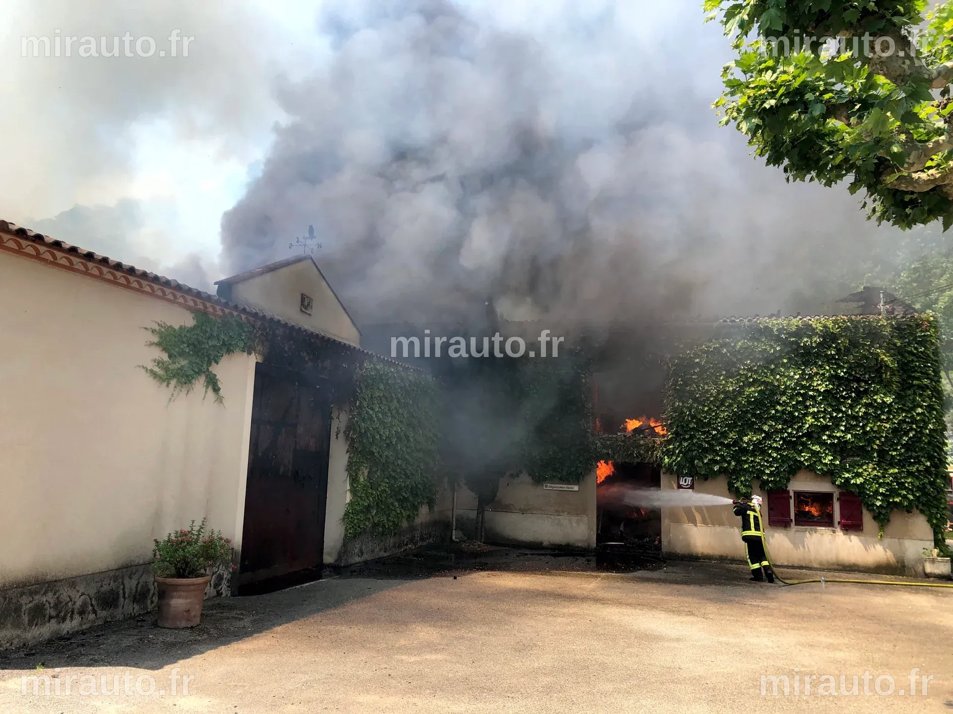 Explosion d'une bouteille de propane : un mobil-home en proie aux flammes dans le comté de Cabarrus