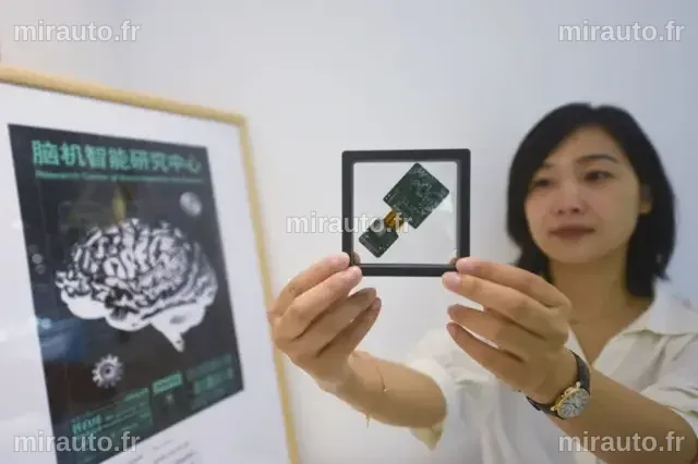 La Chine marque l’histoire avec une puce cérébrale implantable pour traiter la paralysie
