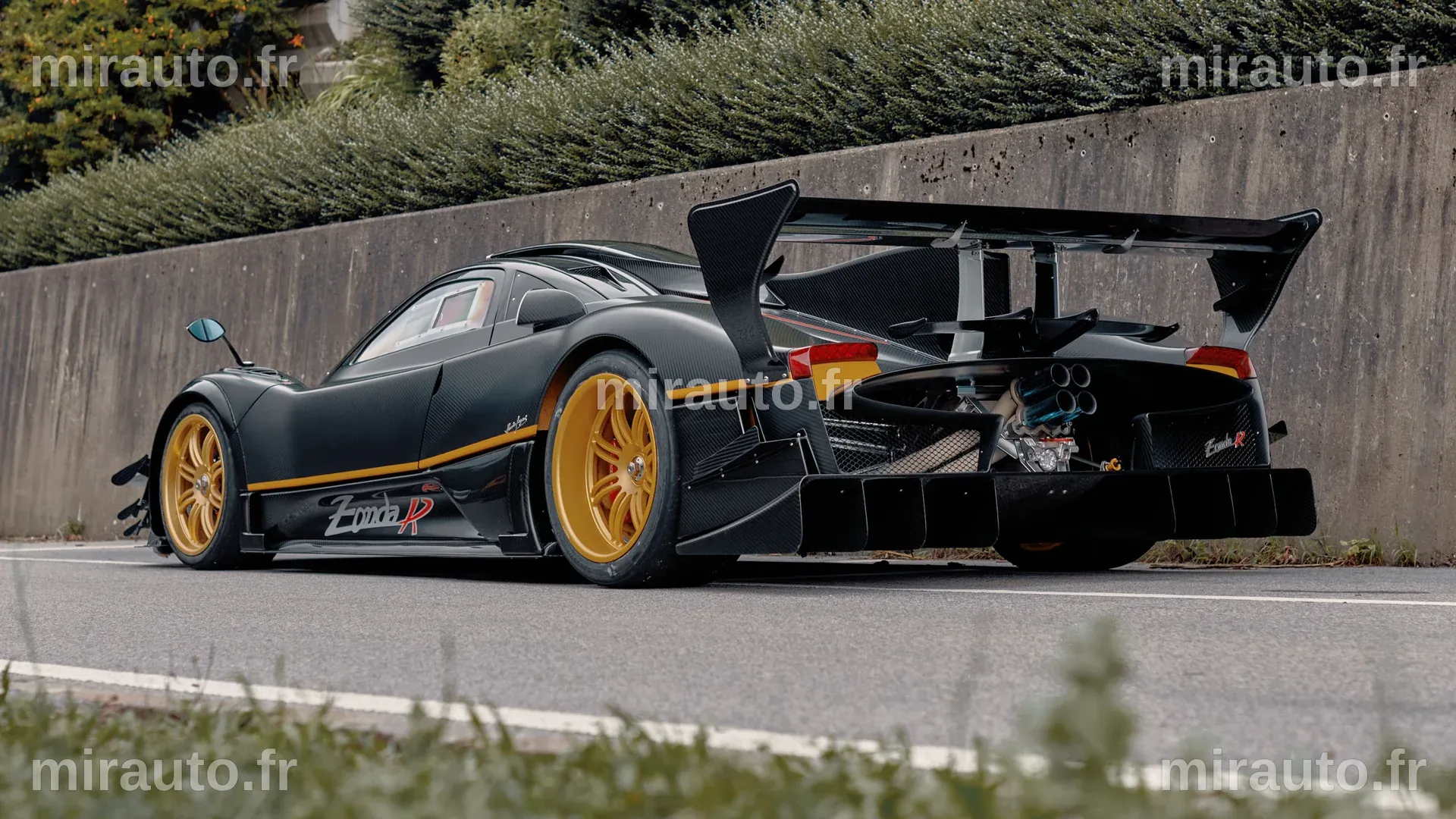 La Pagani Zonda R : Étoile d'un Appartement de Luxe au Japon