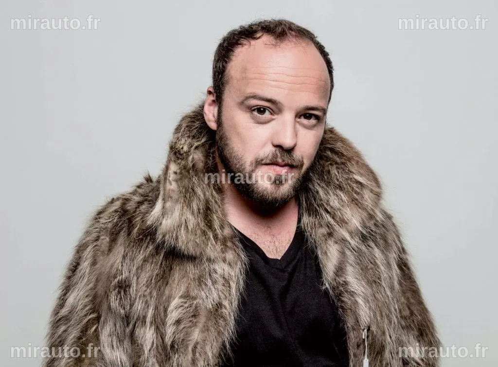 La Vie Personnelle d'Alban Ivanov : Épouse, Famille et Carrière