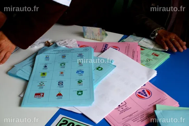 Les démocrates de l'Illinois incitent les électeurs à envoyer leurs bulletins de vote par correspondance rapidement en raison de nouveaux procédés de traitement postal