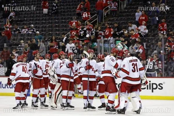Maîtrise Totale des Hurricanes : Victoire 5-1 Contre les Penguins