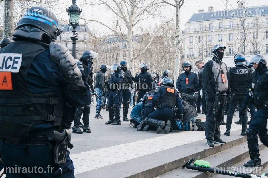 Un policier victime d'une crise d'anxiété a pris l'ambulance envoyée pour un homme en détresse après une fusillade, selon un rapport