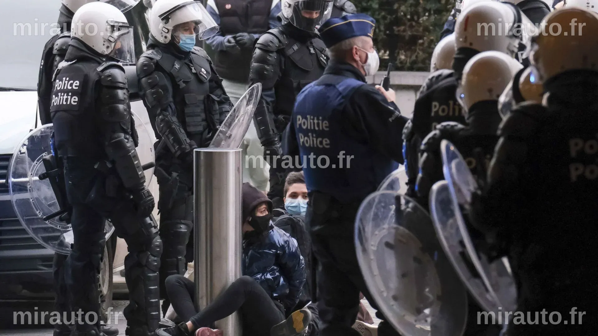 Une policière en larmes avec son mari, accusés de viol répété sur un adolescent qu'ils avaient recueilli