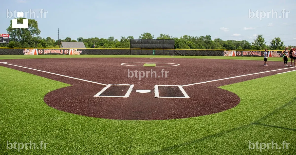 Un terrain de baseball avec un frappeur, un receveur et un arbitre ...