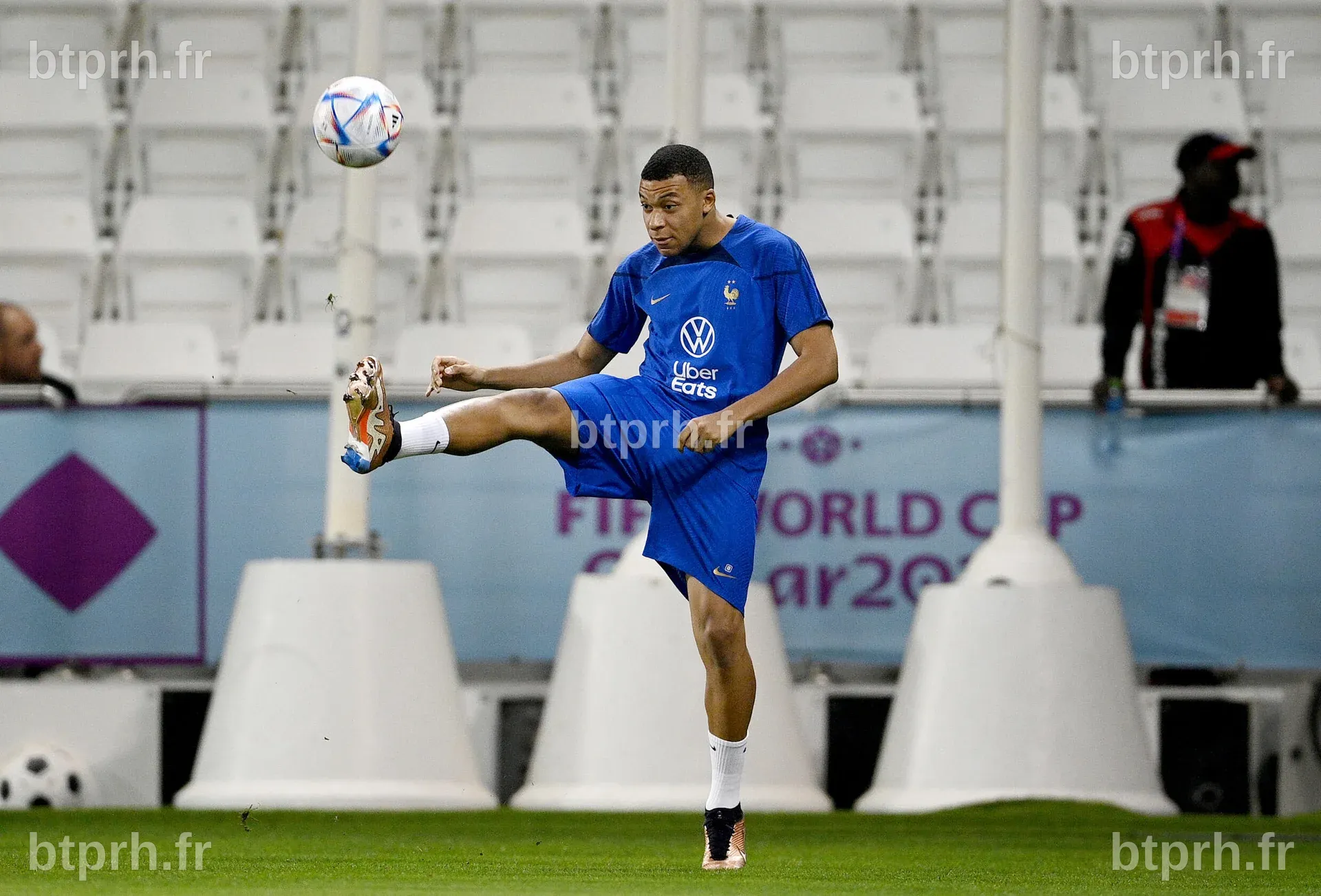Mondial: pour les Bleus, un premier sommet face aux rivaux anglais