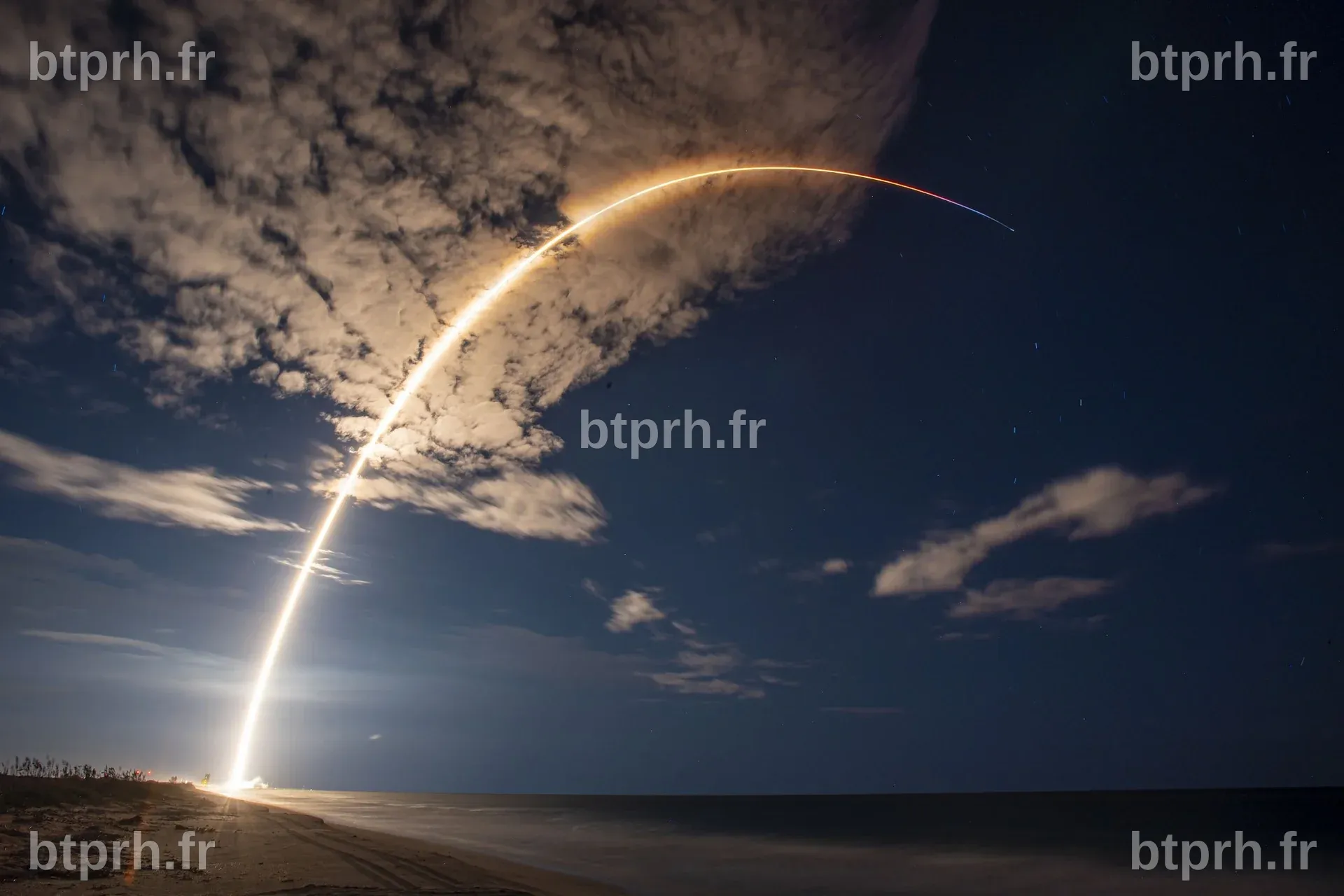 Starlink : lancement réussi de 54 nouveaux satellites - SpaceX France