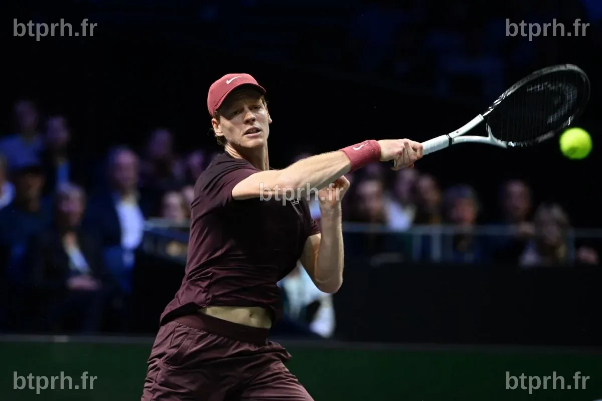 Jannik Sinner écrase Alexander Zverev et se qualifie pour la finale du ...