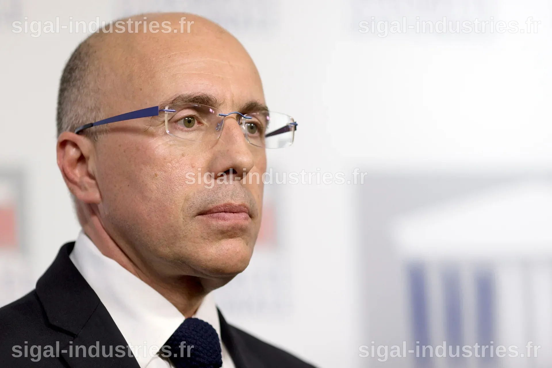 Éric Revel et son épouse : Un modèle de discrétion et de soutien mutuel
