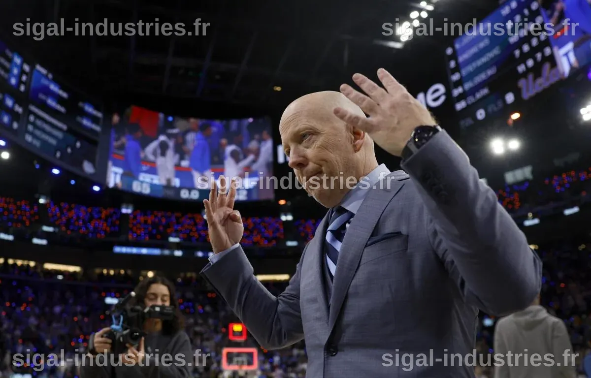 L'entraîneur de UCLA, Mick Cronin, exclut un joueur après une faute technique lors d'une défaite écrasante contre le No. 15 Michigan State