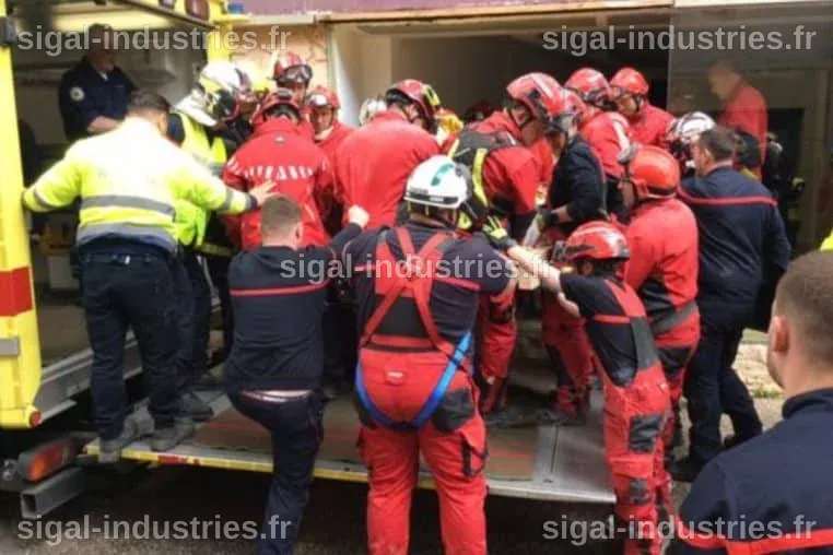 Une femme se réfugie dans le sous-sol d'un hôtel à Dubaï après des frappes aériennes