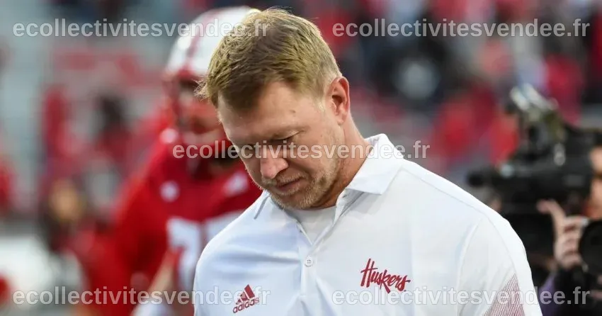 L'entraîneur de la ligne d'attaque du Northwestern troll Scott Frost du ...