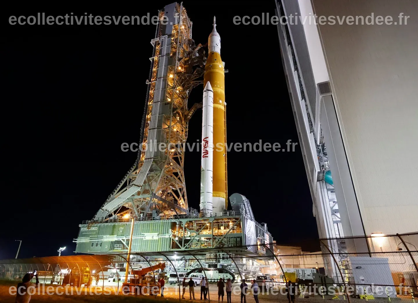 La fusée lunaire de la NASA se déplace vers la rampe de lancement pour ...