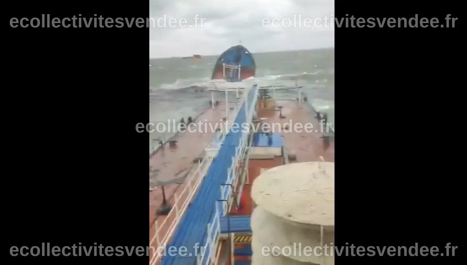 Vidéo - Pris dans une tempête, un pétrolier russe s'est littéralement ...