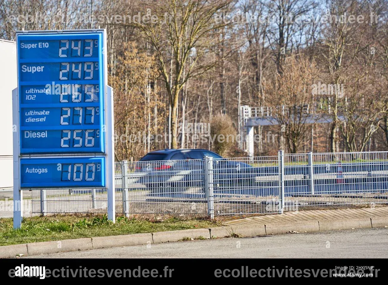 Sindelfingen, Allemagne - 10 mars 2022: Tableau des prix avec des prix ...