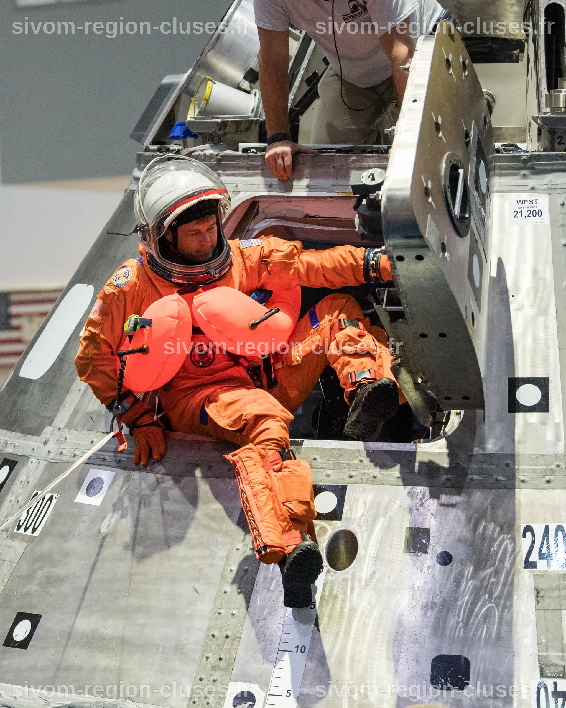 Artemis 2 moon astronauts dive into giant NASA pool for splashdown ...