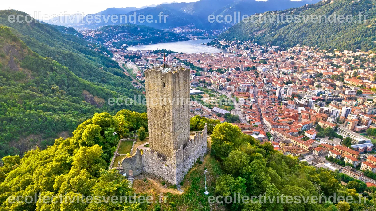 Un beau château historique surplombe le lac éblouissant de l'Italie ...