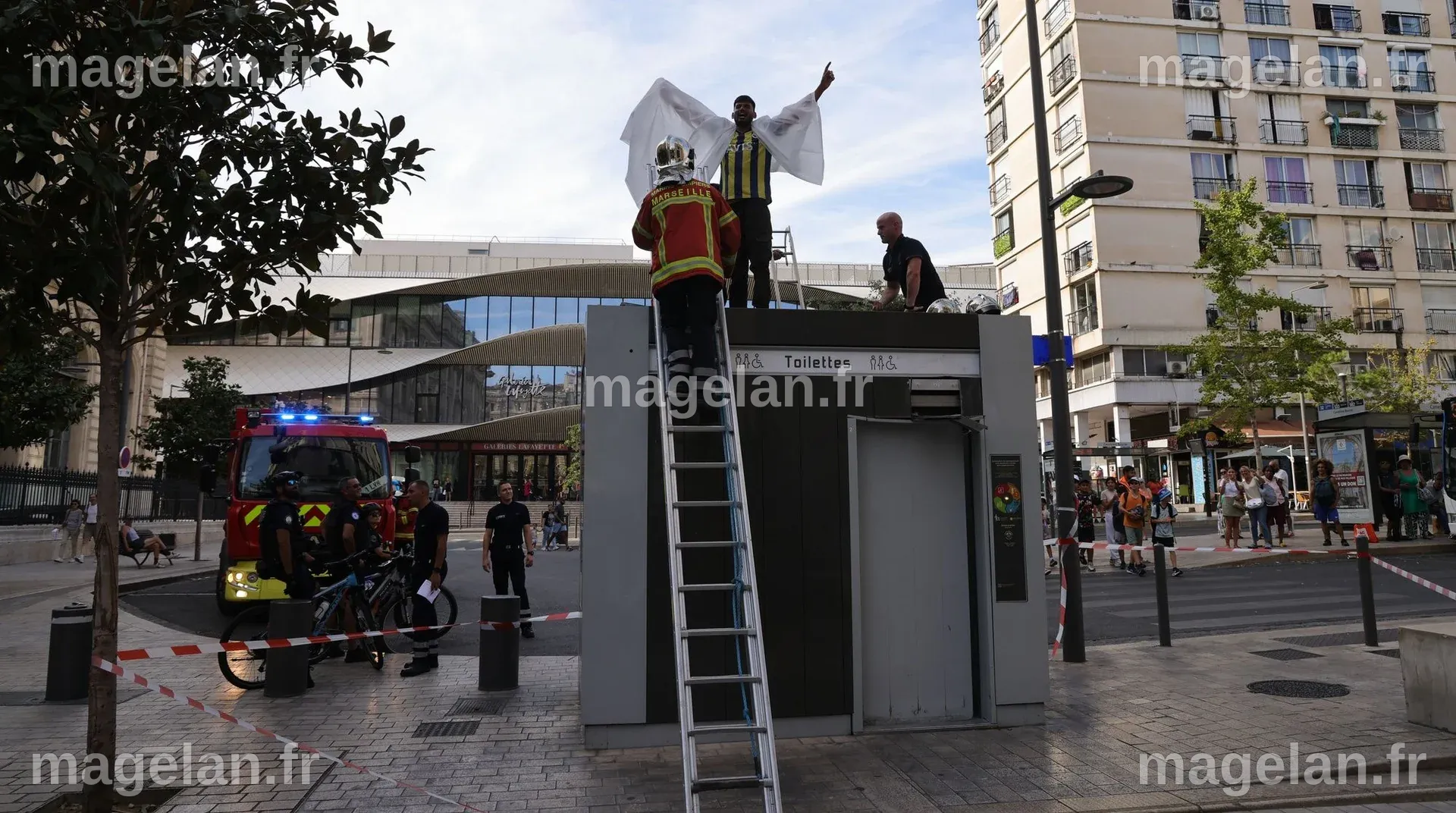 Marseille : un homme bloqué une heure dans des toilettes publiques ...