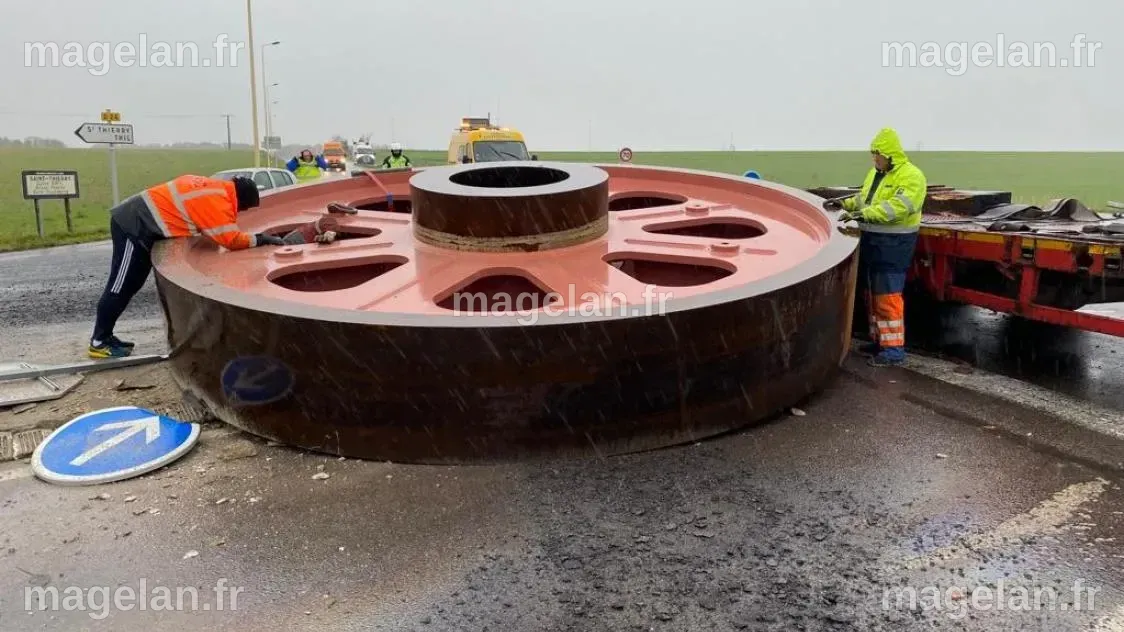 Actus - Champagne FM - Un convoi exceptionnel perd une roue de 42 tonnes