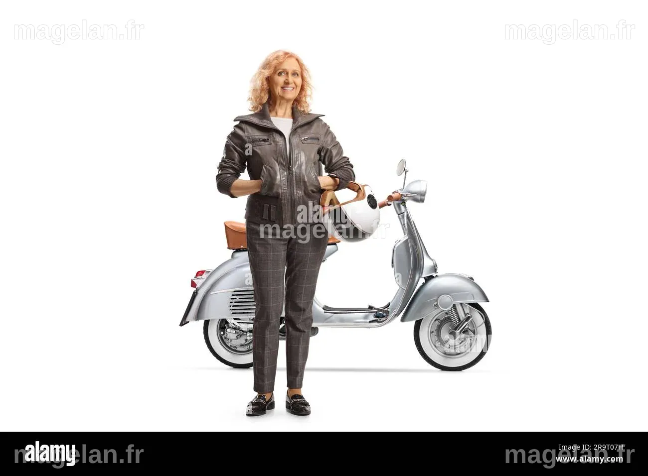 Portrait complet d'une femme mûre et élégante debout avec un scooter ...