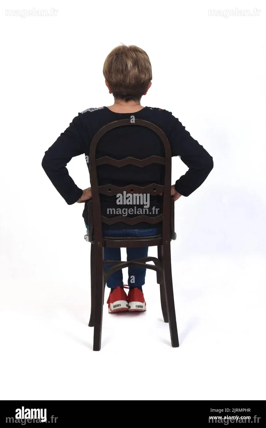 vue arrière d'un portrait complet d'une femme âgée assise sur les mains ...