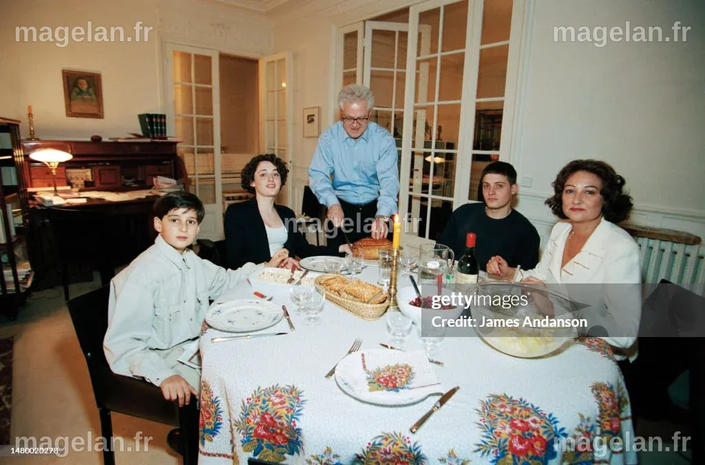 Lionel Jospin à table lors d'un diner en famille avec sa femme,... News ...