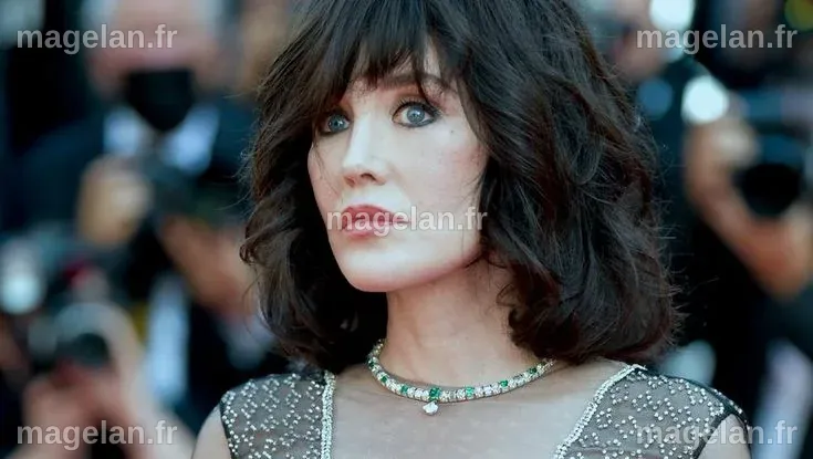 Isabelle Adjani appelle les femmes qui portent le voile à l’enlever par ...