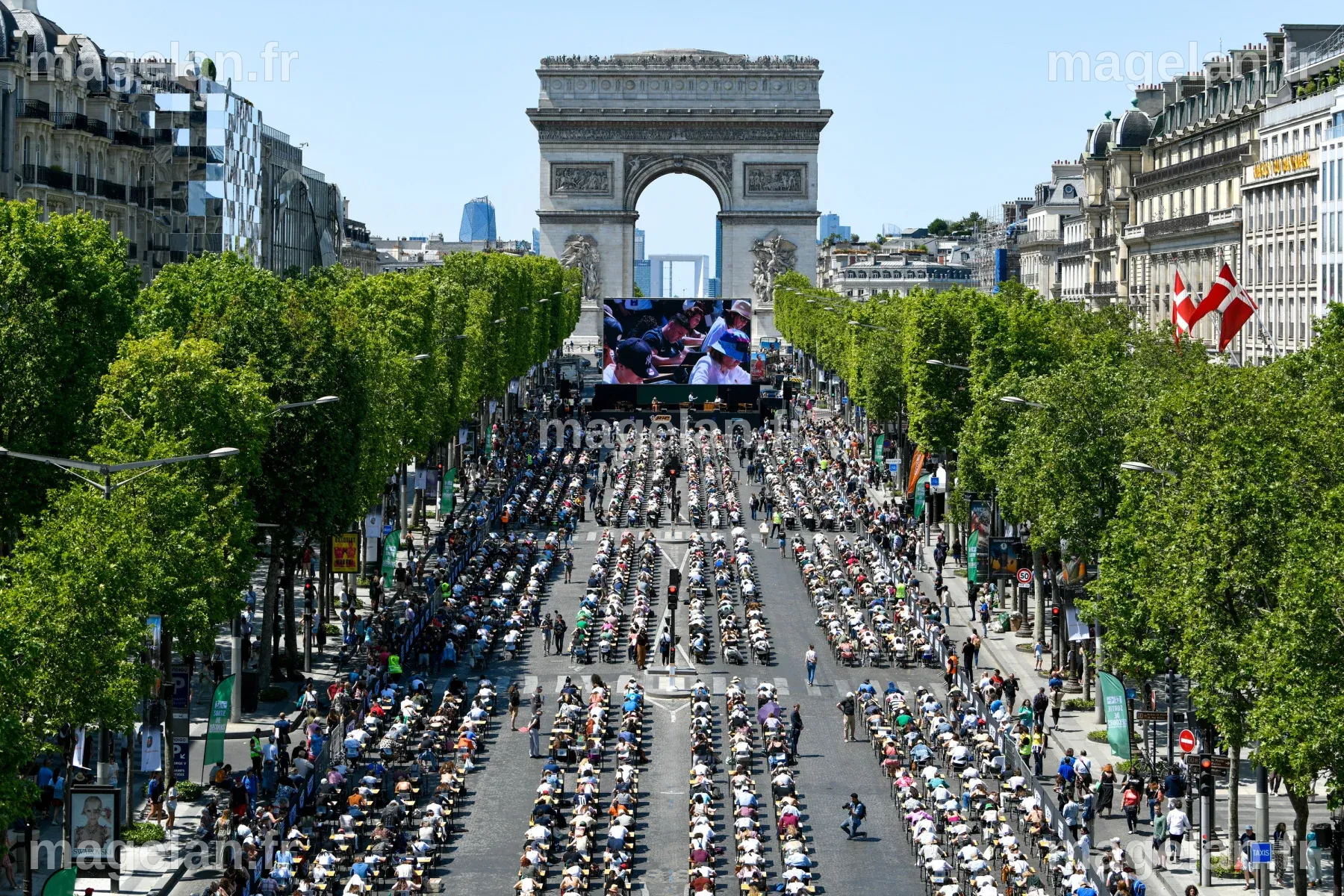 Record du monde de la plus grande dictée sur les Champs-Élysées atteint ...