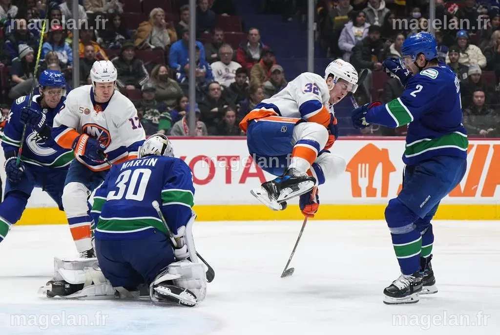 Mathew Barzal amasse trois points et les Islanders dominent les Canucks ...