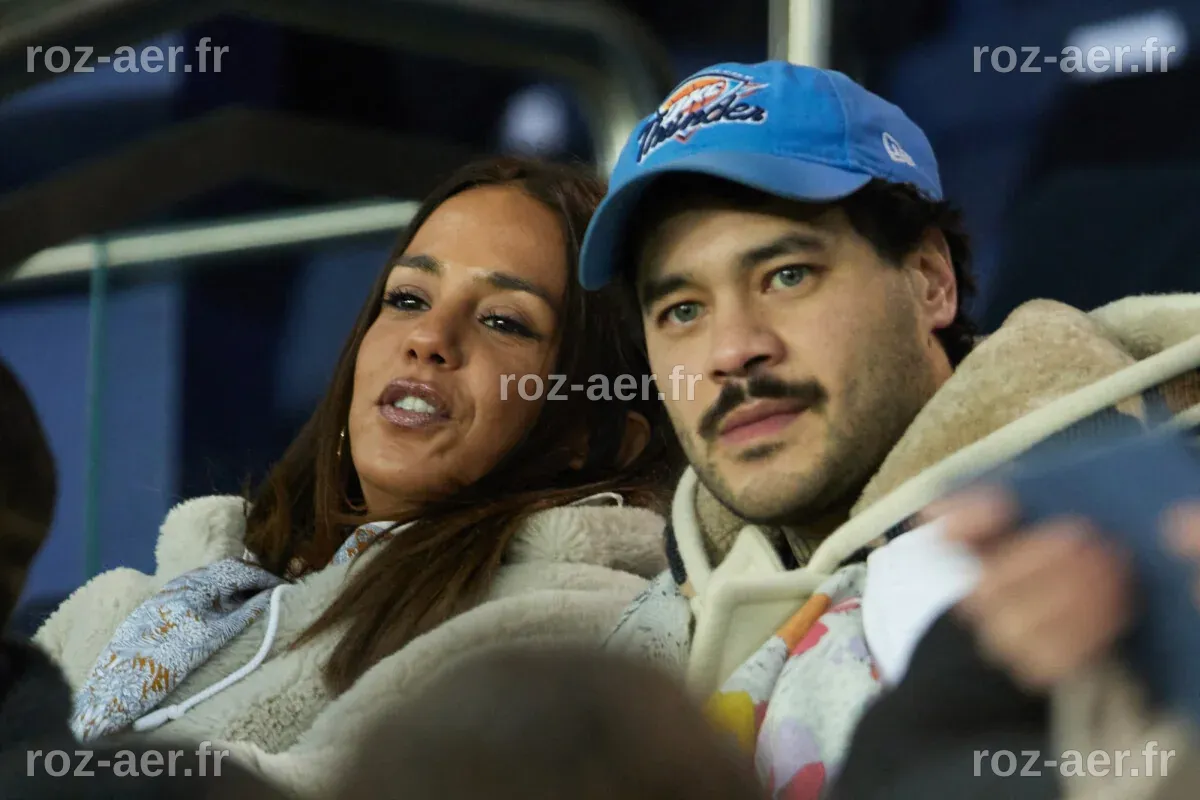 Photo : Alice Belaïdi et un ami - People en tribunes du match de Ligue ...