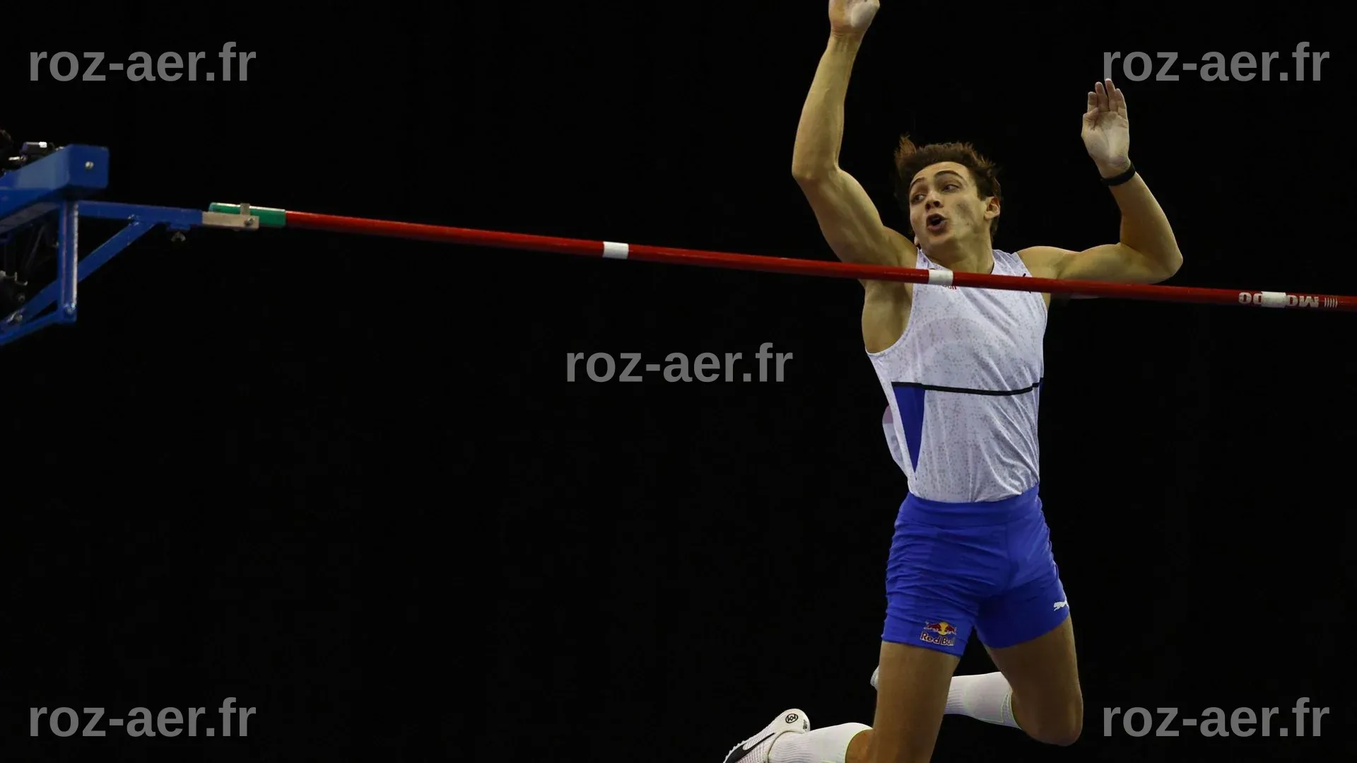 Armand Duplantis bat le record du monde du saut à la perche avec 6,19 m ...
