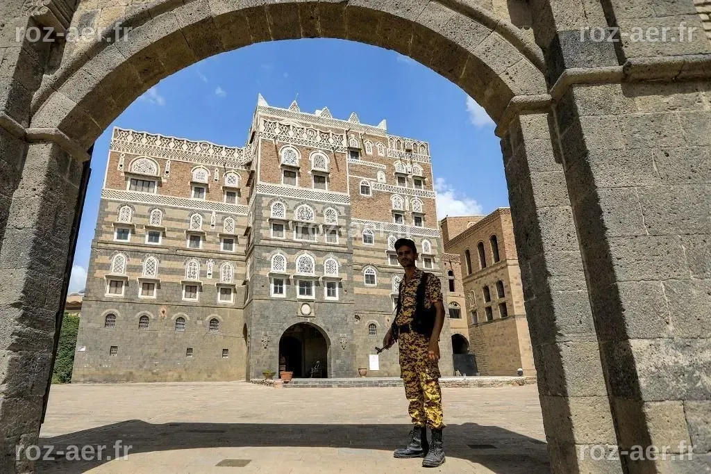 Les Houthis revendiquent des tirs près d’un navire commercial au large ...