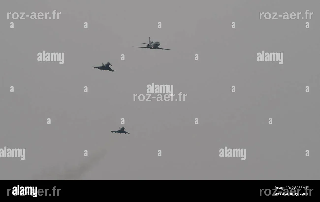 Zeltweg, Autriche 6 SEPTEMBRE 2019 deux avions de chasse escortent un ...