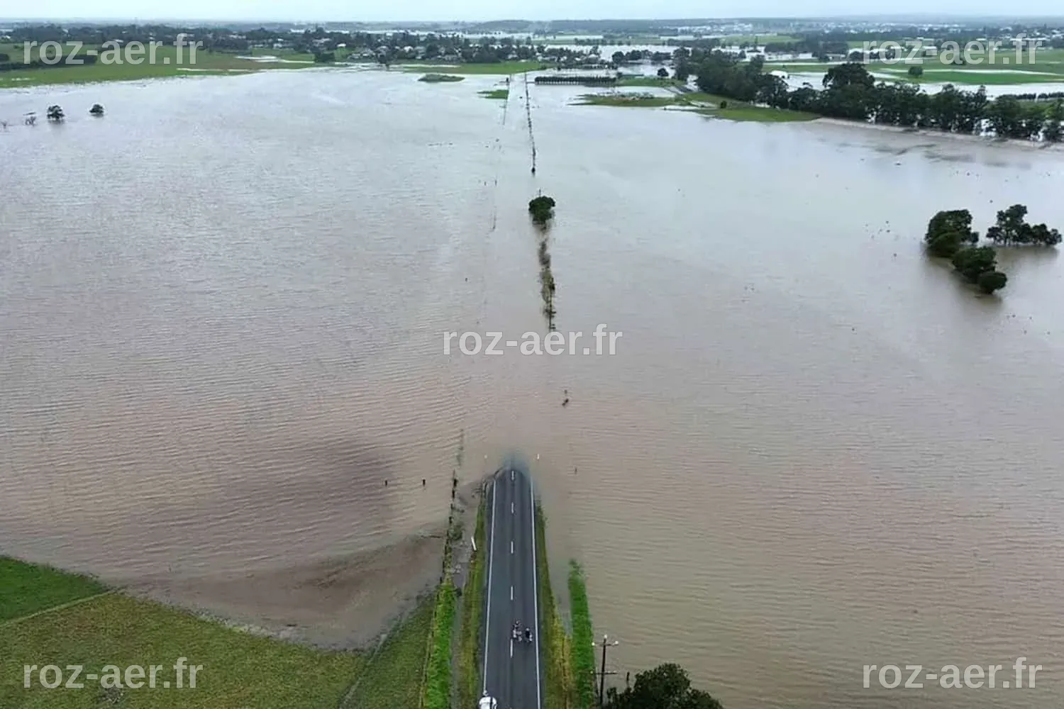 EN IMAGES | Trois morts et 50 000 personnes bloquées par des ...