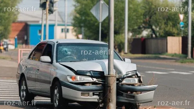 Le pauvre petit bonhomme a été blessé dans un accident de voiture. Le ...