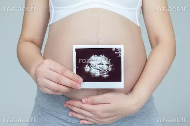 Jeune Femme Enceinte Tenant Son échographie Au Cours Du Dernier ...