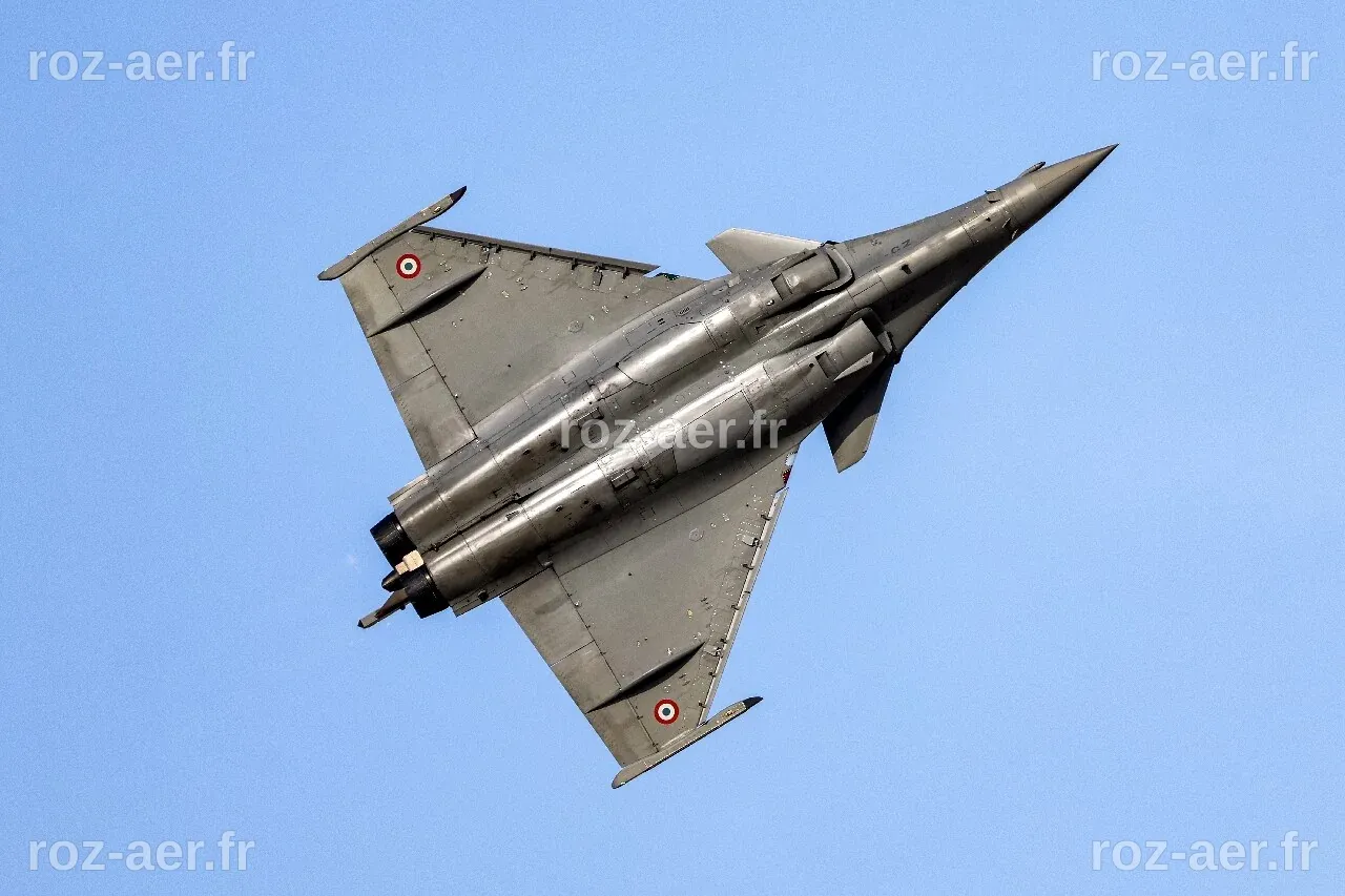 Armée de l'air : la France commande 42 avions de combat Rafale ...